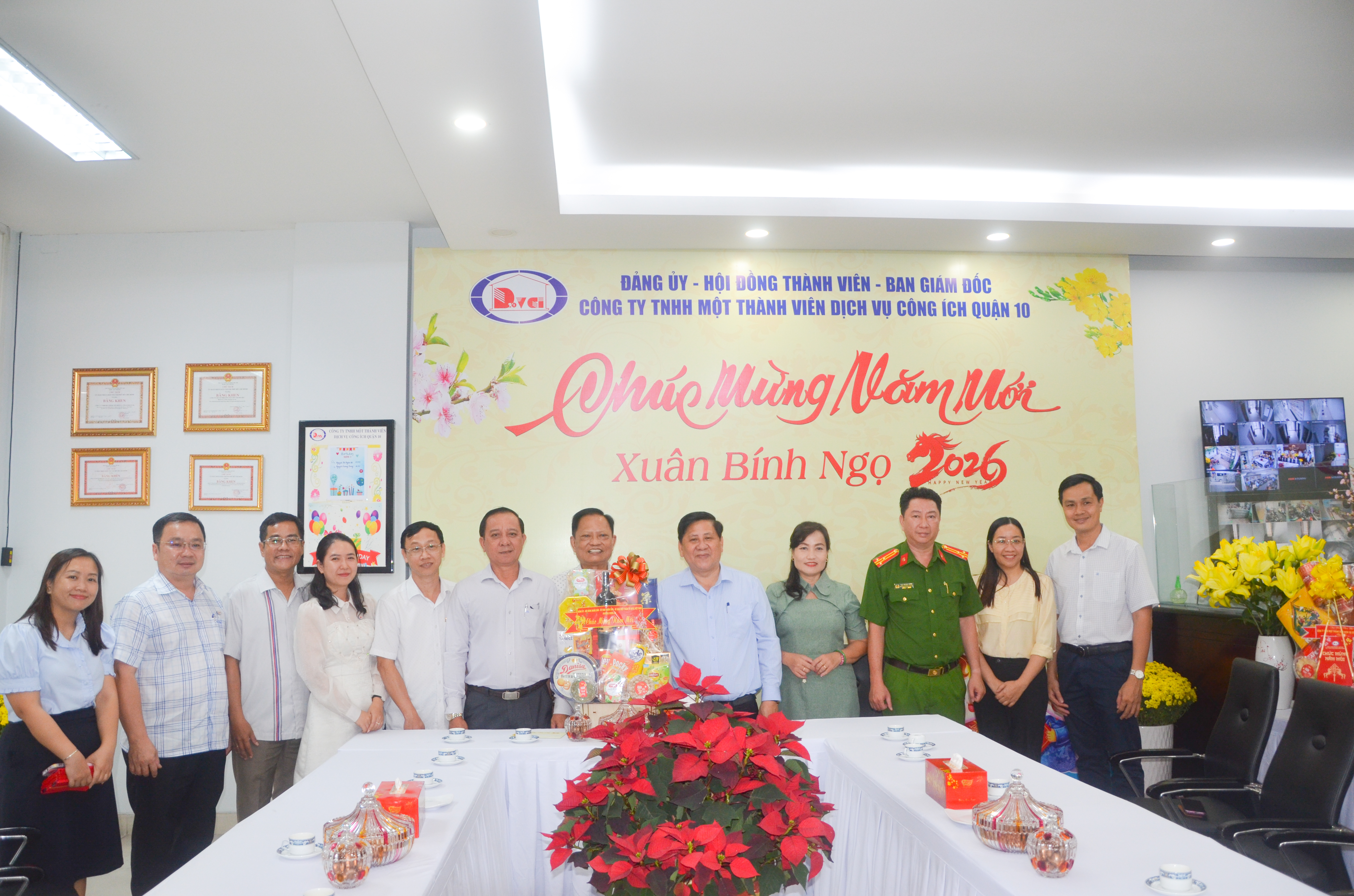 LÃNH ĐẠO ĐẢNG ỦY, HỘI ĐỒNG NHÂN DÂN, UỶ BAN NHÂN DÂN , ỦY BAN MẶT TRẬN TỔ QUỐC VIỆT NAM PHƯỜNG VƯỜN LÀI THĂM, CHÚC TẾT TẠI CÔNG TY TNHH MTV DỊCH VỤ CÔNG ÍCH QUẬN 10